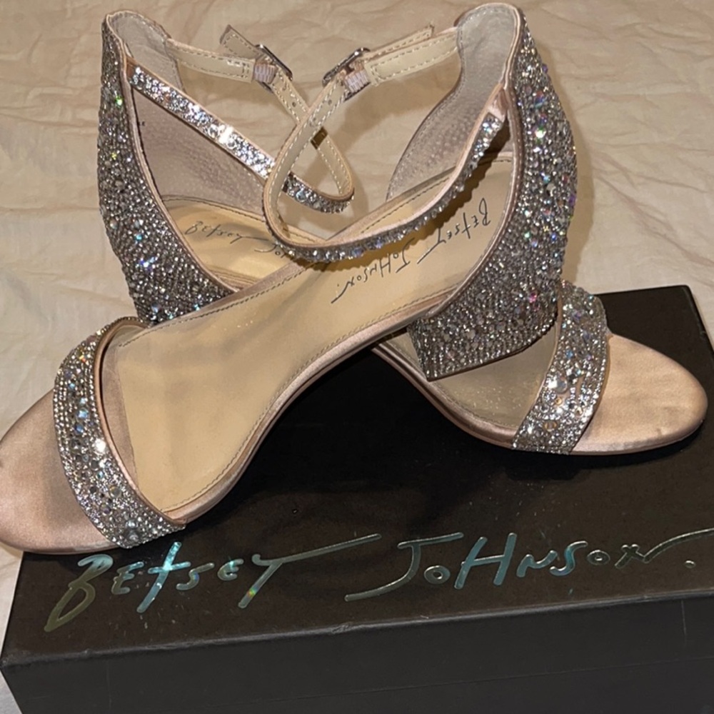 Betsey Johnson Mari Champagne Chunky Heel Sandal
Perfect for Wedding or Prom